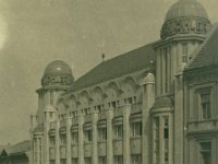 Trgovačka kuća 'Kastner i Öhler' u Ilici 1930. godine  Sedamdesetih godina 19. stoljeća Zagreb prvi put posjećuju bečki trgovci gospoda Carl Kastner i Herman Öhler, tražeći način da svoje ime i trgovačko poslovanje iz Beča prenesu i u Zagreb. Odsjedaju u reprezentativnom hotelu "K' caru austrijanskom" na početku Ilice. U Ilici broj 50 prvi su put istaknuli svoje ime: prva trgovina "Kastner i Öhler" otvorena je 1879. godine. Godine 1880. ta trgovačka tvrtka dijeli tragičnu sudbinu cijeloga Zagreba, razoran potres, pri čemu nesebično pomažu stradalima. Godine 1881. "Kastner i Öhler" odsjedaju u Mesničkoj ulici broj 1, a godinu dana kasnije u Ilici 16, približavajući se tako svojoj dugo priželjkivanoj i konačnoj adresi Ilica 4. Najprije će bečki trgovci poslovati samo u unajmljenom prizemnom prostoru da bi se 1889. godine prvi put pojavili kao vlasnici te zgrade na početku Ilice.
